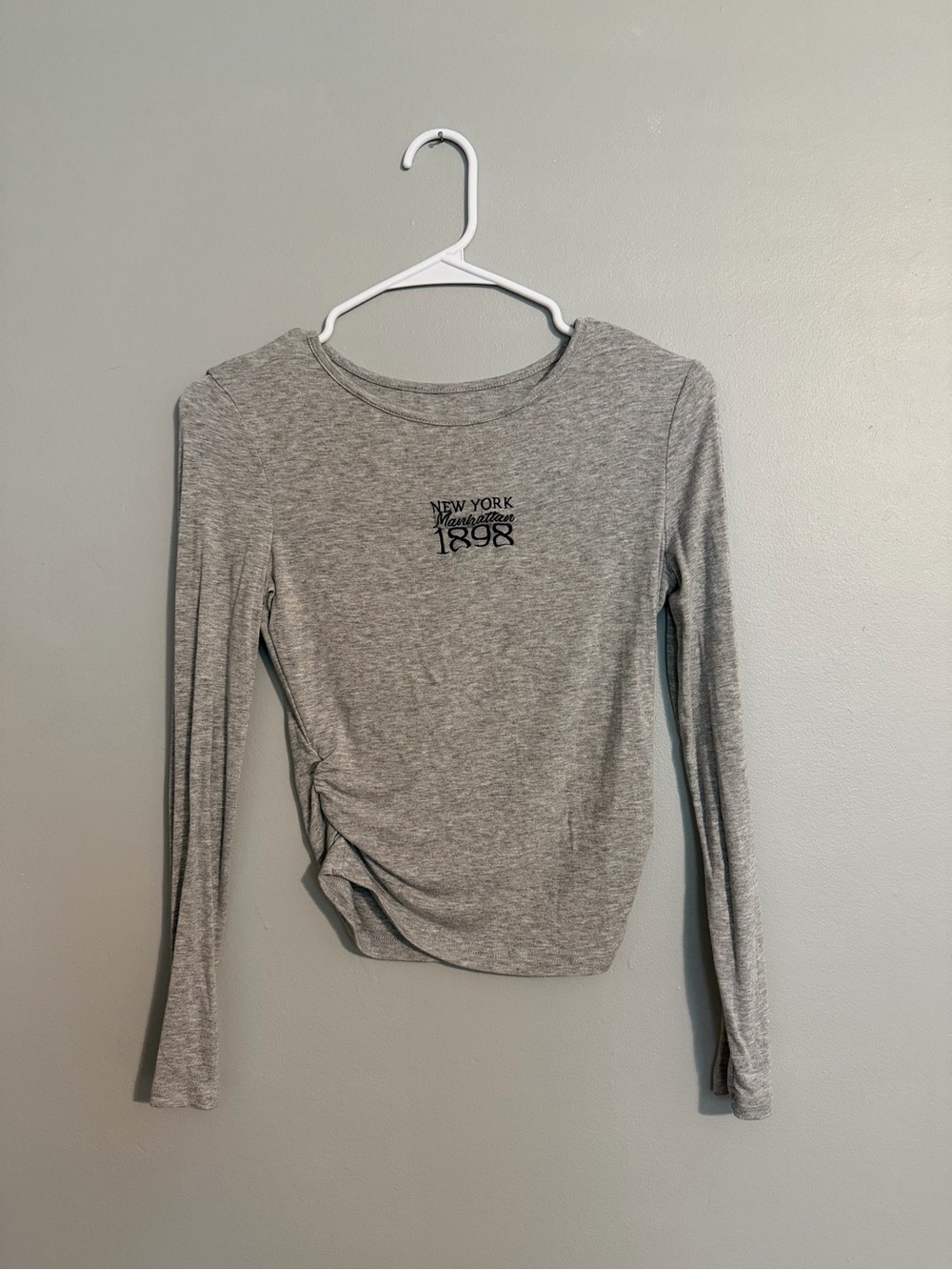 SHEIN Gray Long Sleeve Ruched Tee with 'New York 1898' Chest Graphic